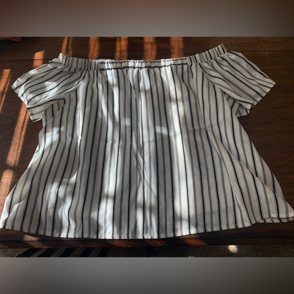 Doe & Rae off the shoulder striped blouse M/L fits a little tighter as large.